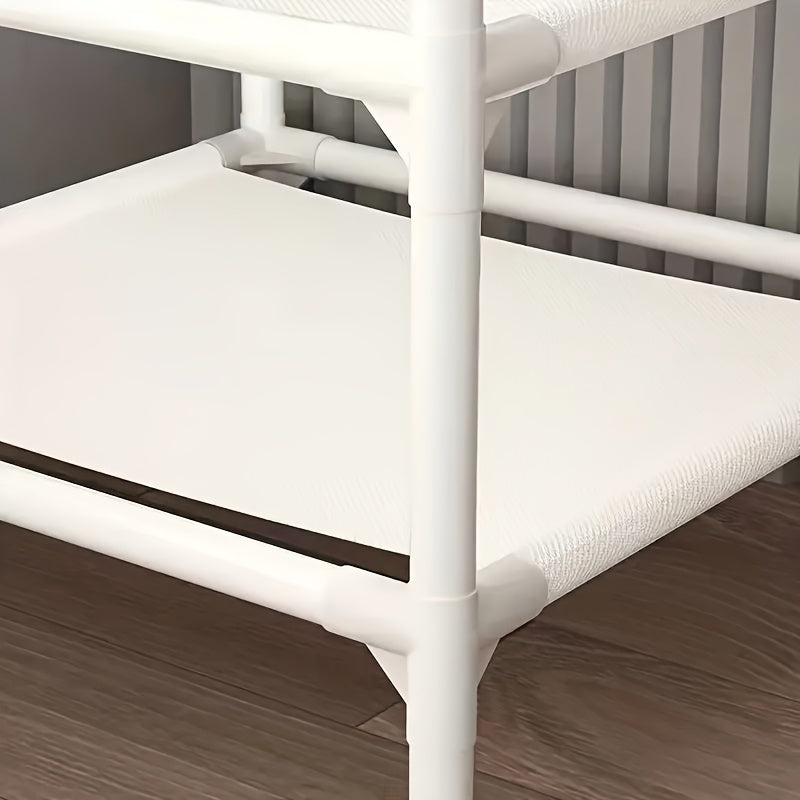 Multifunctionele kapstok in minimalistische stijl met verplaatsbare en wasbare compartimenten.