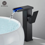 Schwarzer hoher LED-Wasserfall-Waschtisch-Badezimmer-Wasserhahn, Deckmontage, Mischbatterien für heißes und kaltes Wasser, drei Farbwechsel durch den Wasserdurchfluss