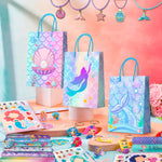 84 stuks zeemeermin-feestartikelen voor jongens en meisjes, waaronder zeemeermin-verjaardagsringen, sleutelhangers, armbandjes, tasjes, haarclips, kettingen, enz.