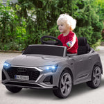 Aiyaplay elektrische auto voor kinderen: Audi Q8 E Tron Sportback met rijbewijs, afstandsbediening, koplampen, claxon en muziek, grijs.