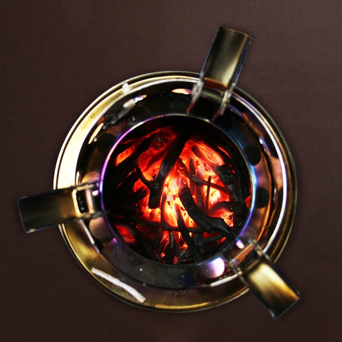 Met de draagbare ronde houtskoolkachel van roestvrij staal creëert u eenvoudig een mobiel houtskoolvuurfeest.